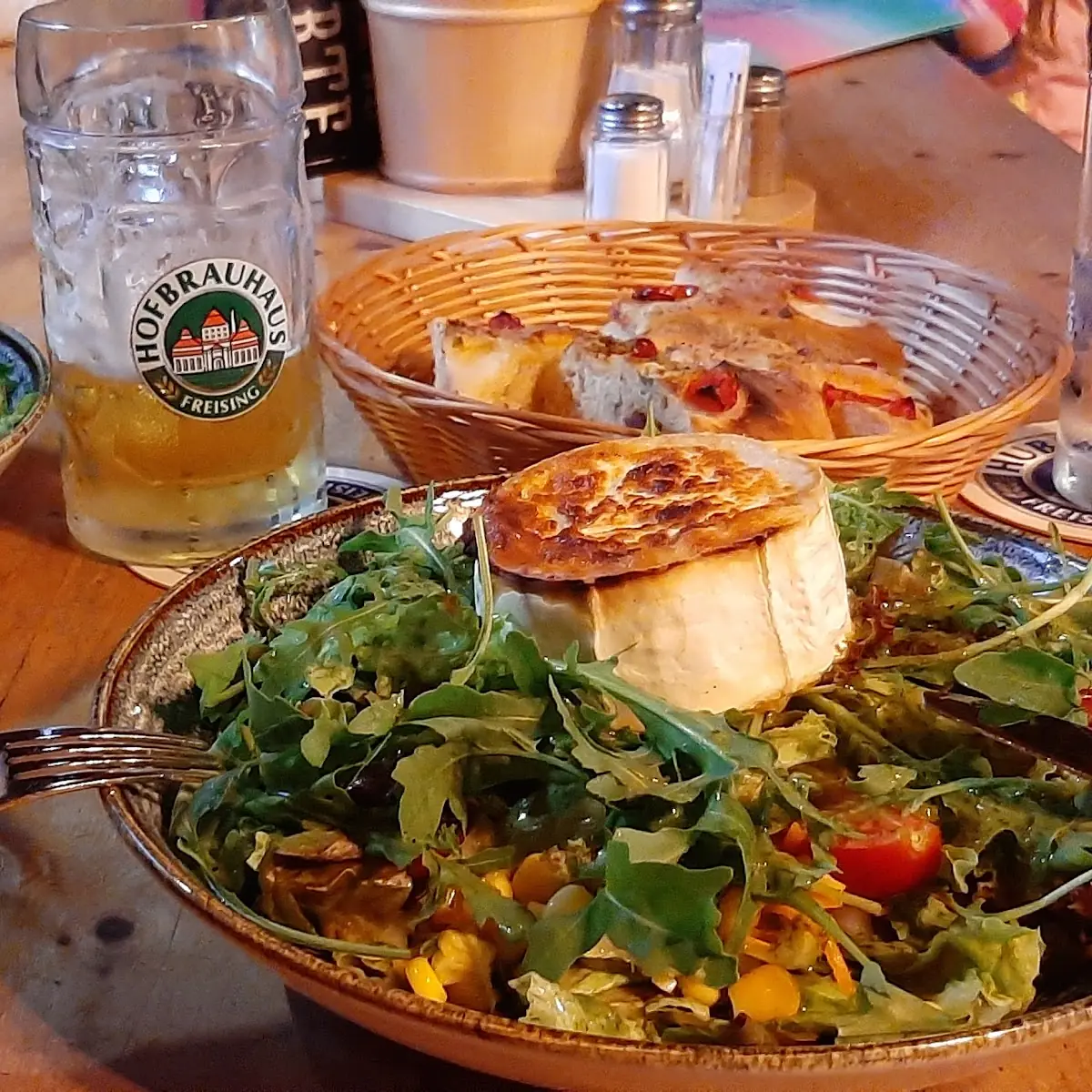 Ziegekässe Salat Und Hausgemachte Focaccia