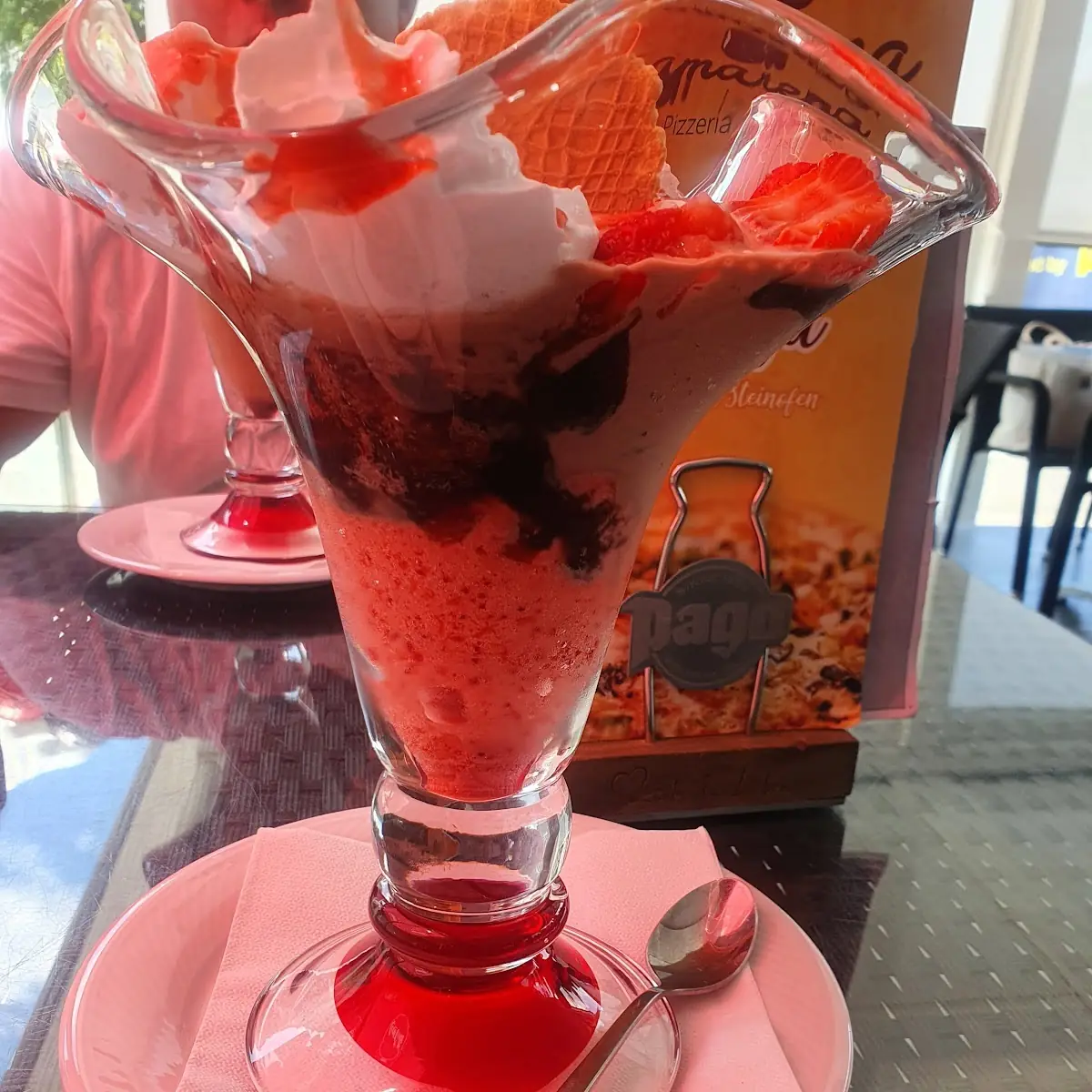 Erdbeereisbecher