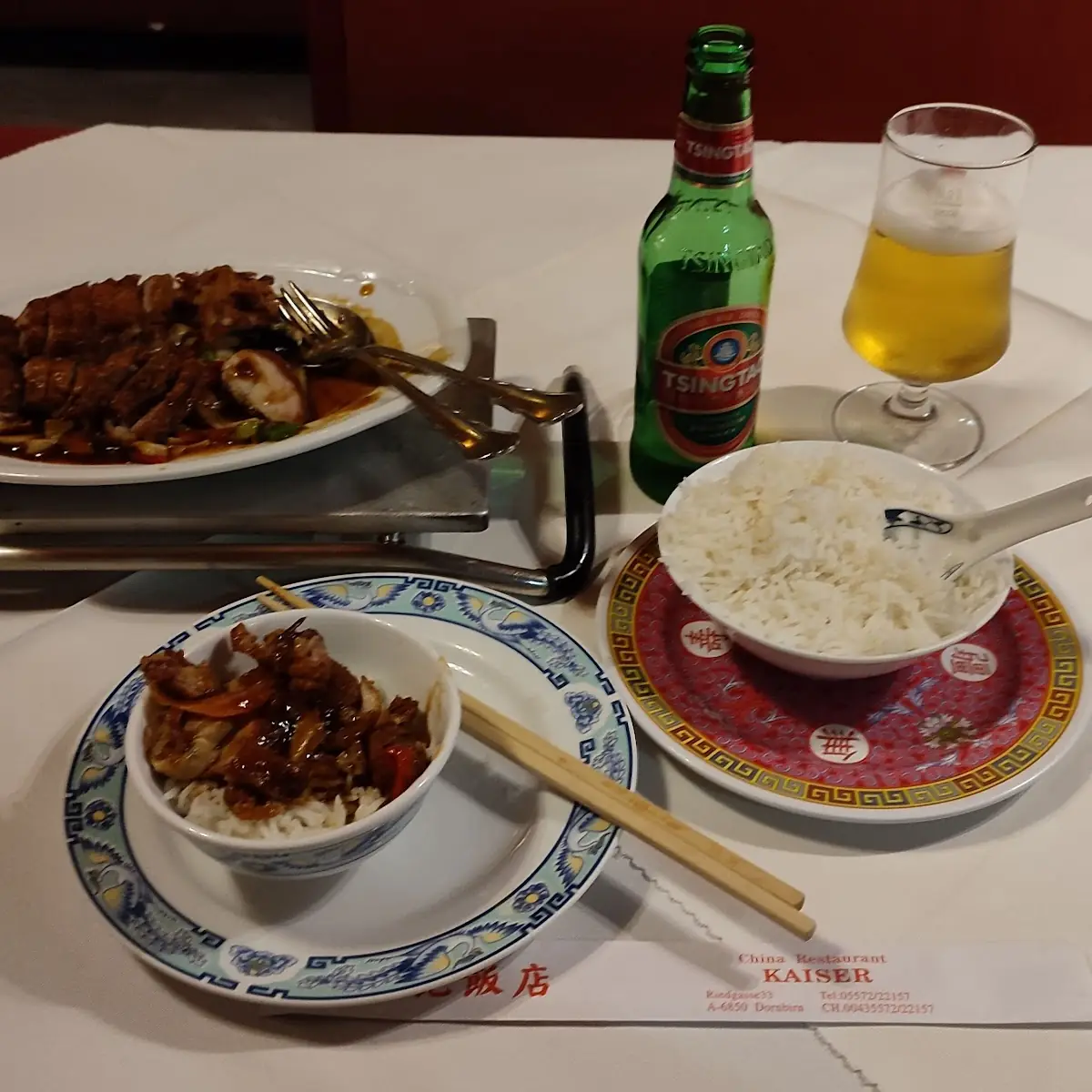 Ente Szechuan Art Mit Reis Und Tsingtao Bier
