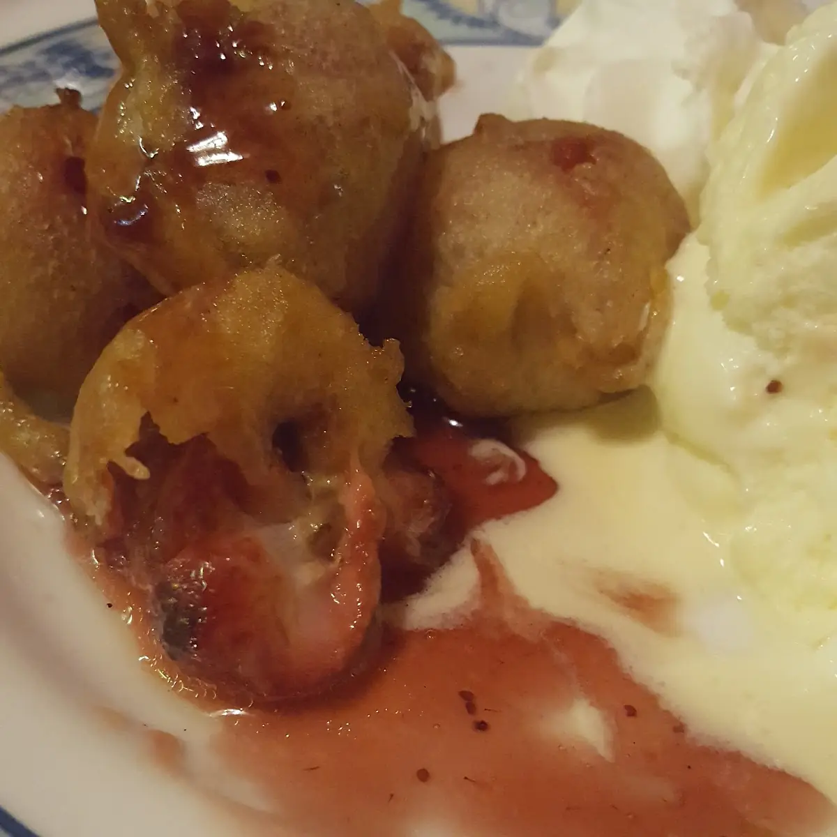 Gebackene Erdbeeren Mit Vanilleeis Und Sahne