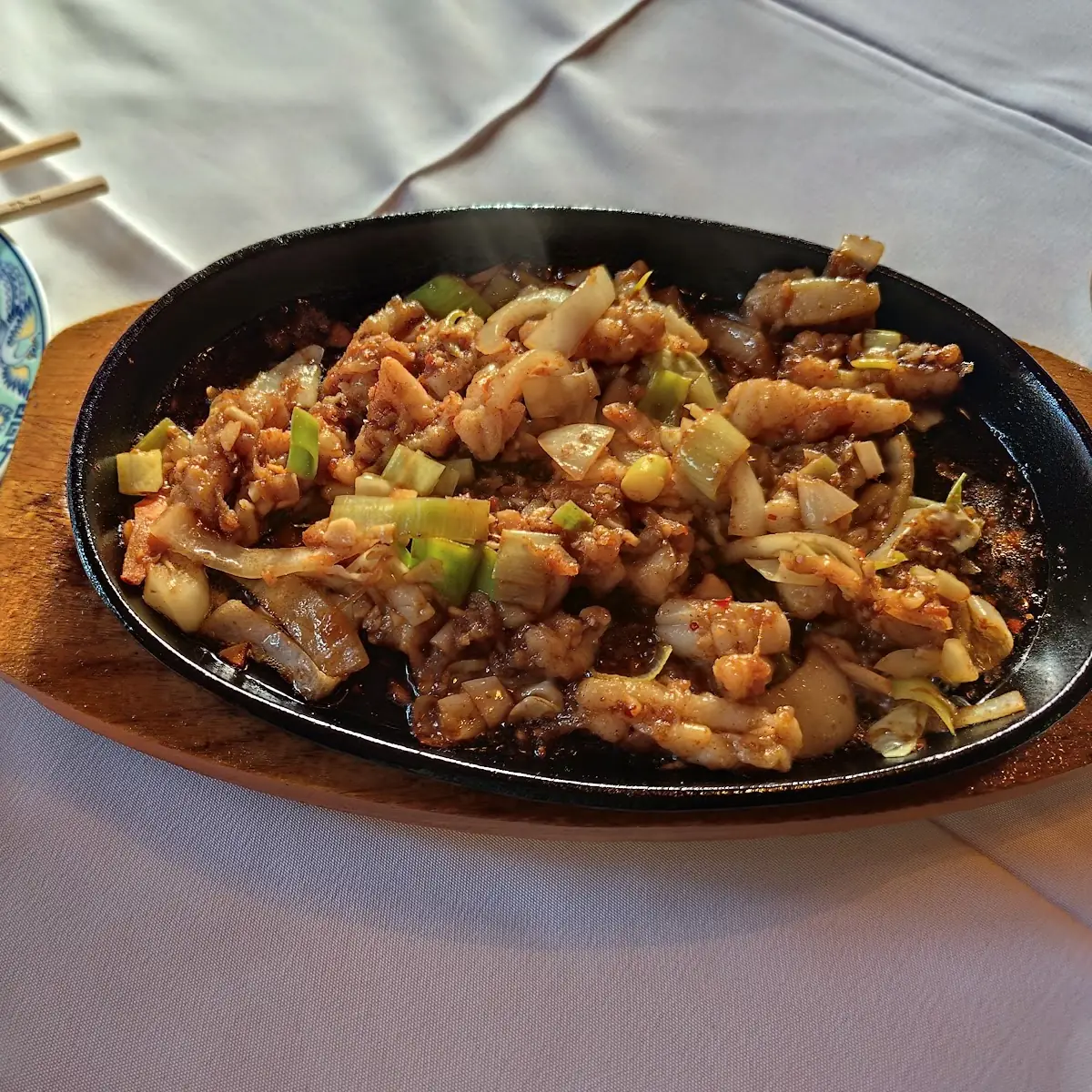 Gegrillter Tintenfisch Mit Zwiebeln Und Lauch
