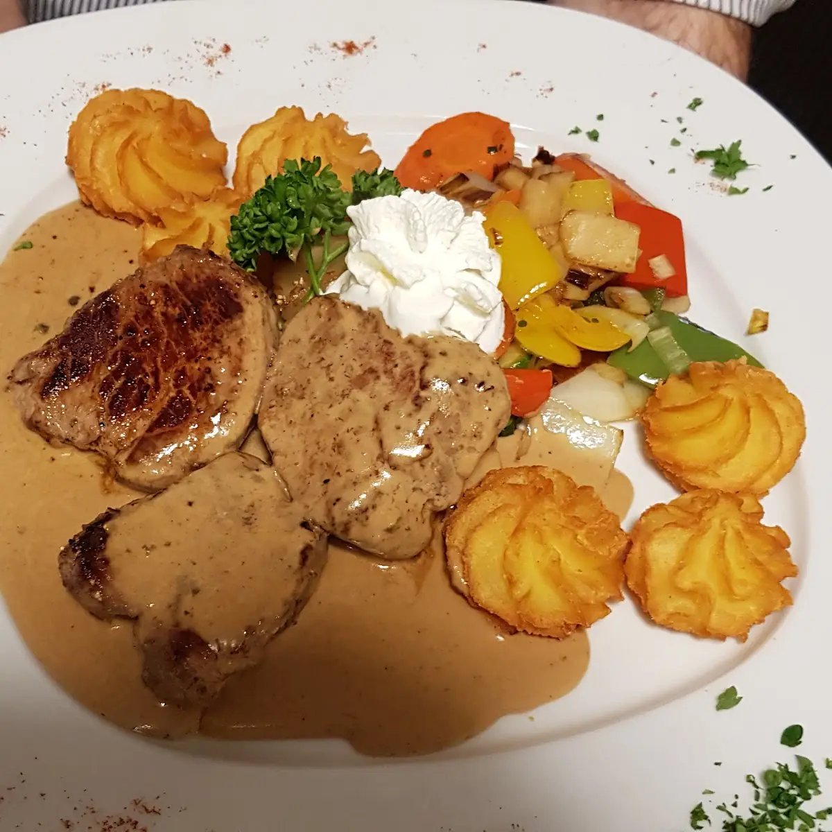 Schweinsmedallions In Pfefferrahmsauce Kroketten Und Marktgemüse