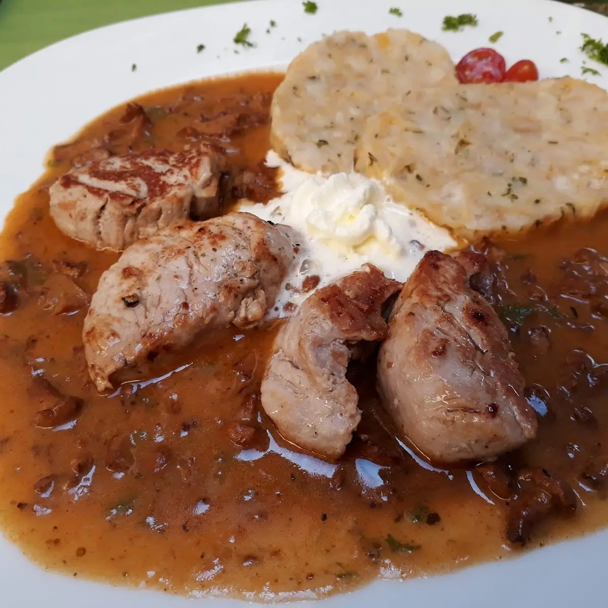 Schweinsmefaillons Mit Eierschwammerlsose Und Knödel