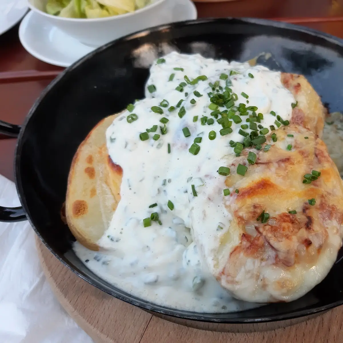 Ofenkartoffel Mit Schinken Und Käse Überbacken Im Pfandl