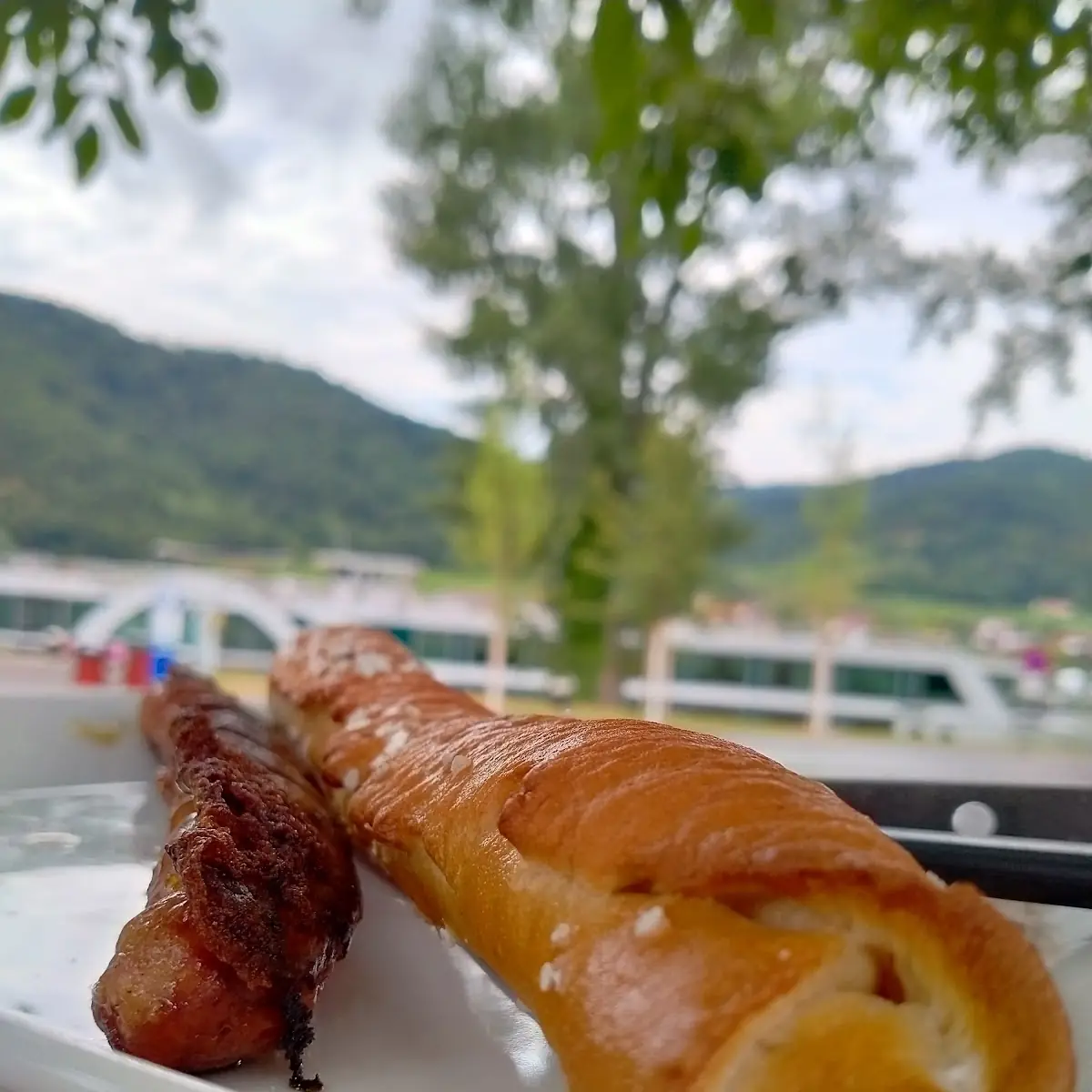 Käsekrainer Mit Garlic Breadsticks
