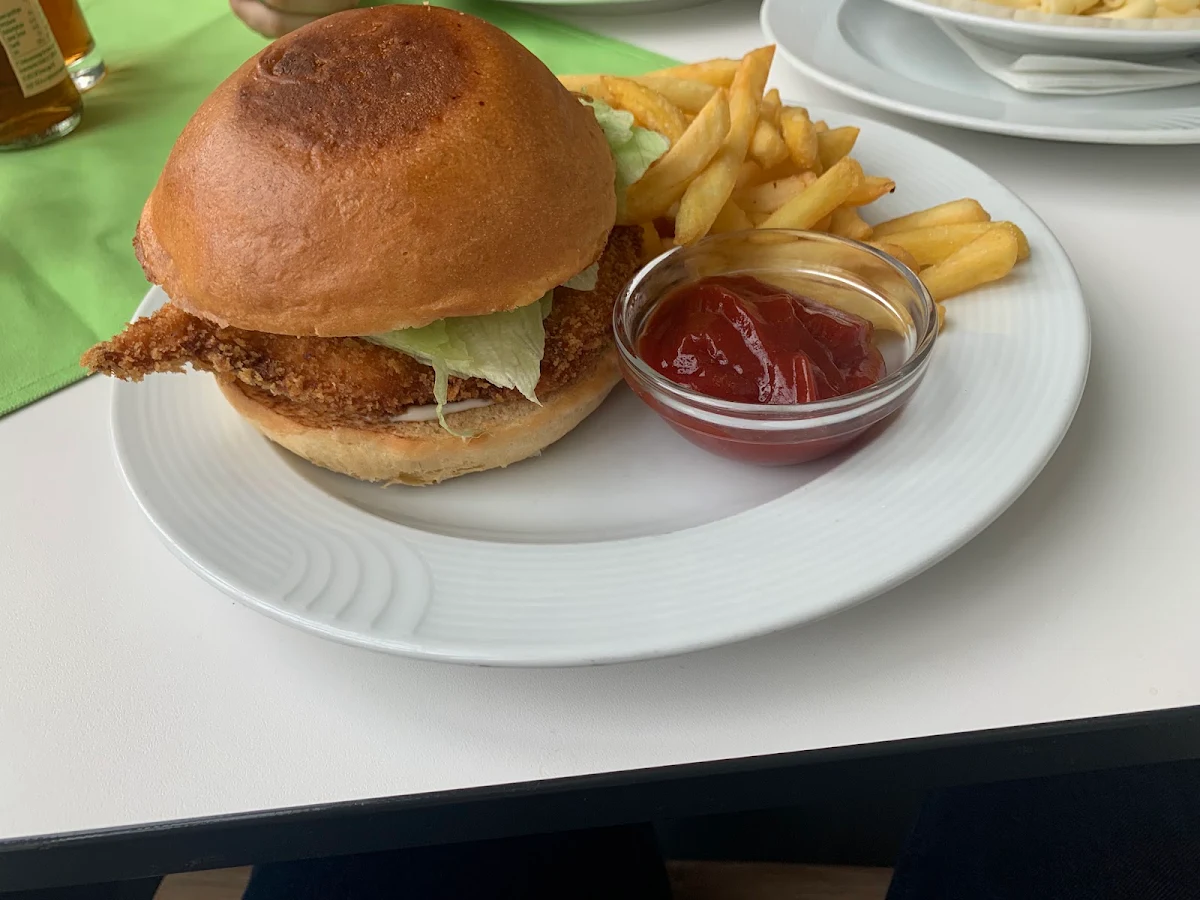 Fried Chicken Burger Mit Pommes