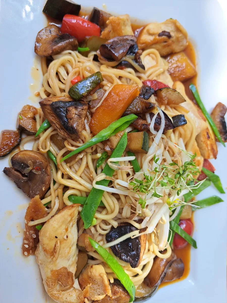 Gegrillte Hühnerbrust Auf Gemüse-eiernudeln Knoblauch-sojasauce Mit Chili