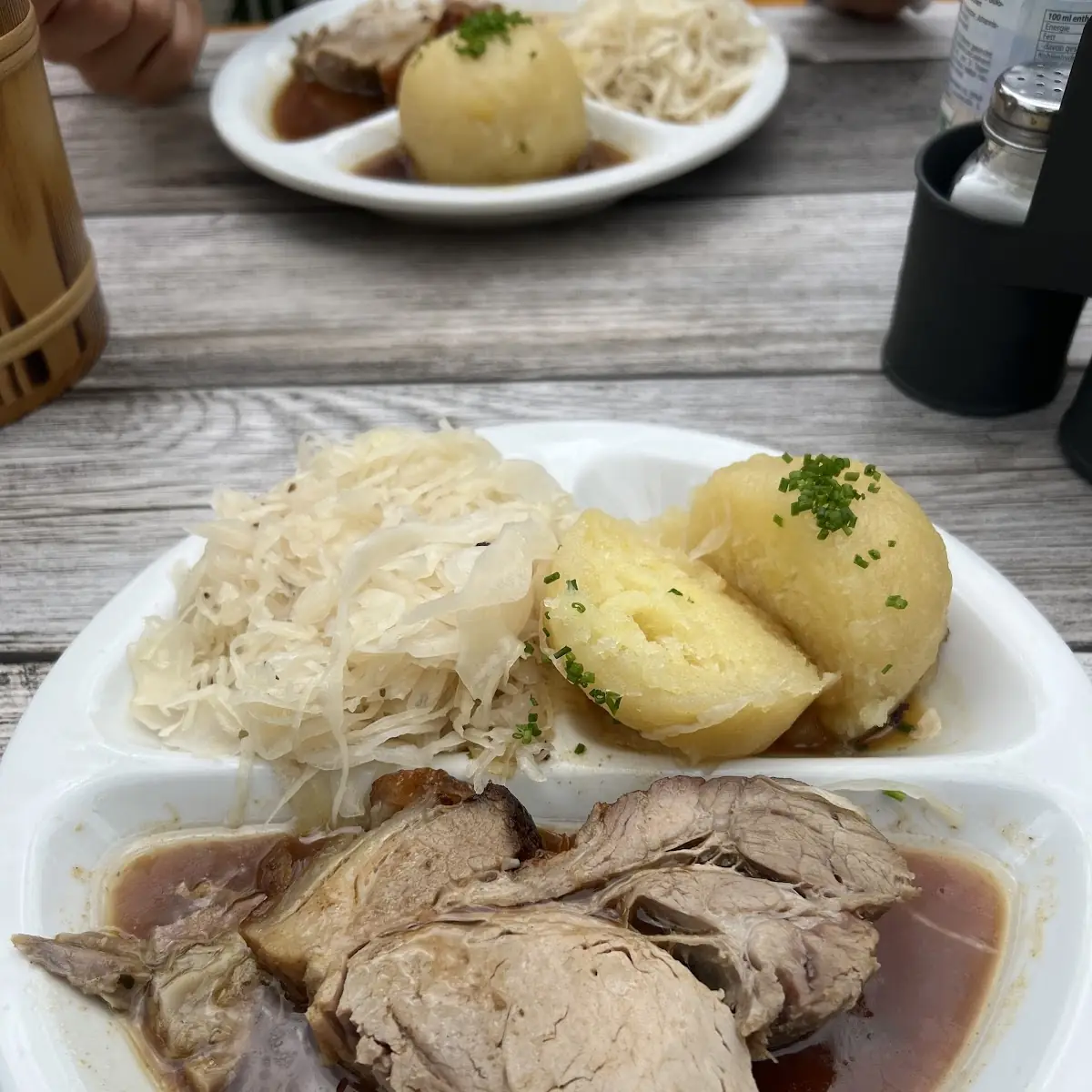 Schweinsbraten Mit Kartoffelknödel Und Warmen Krautsalat