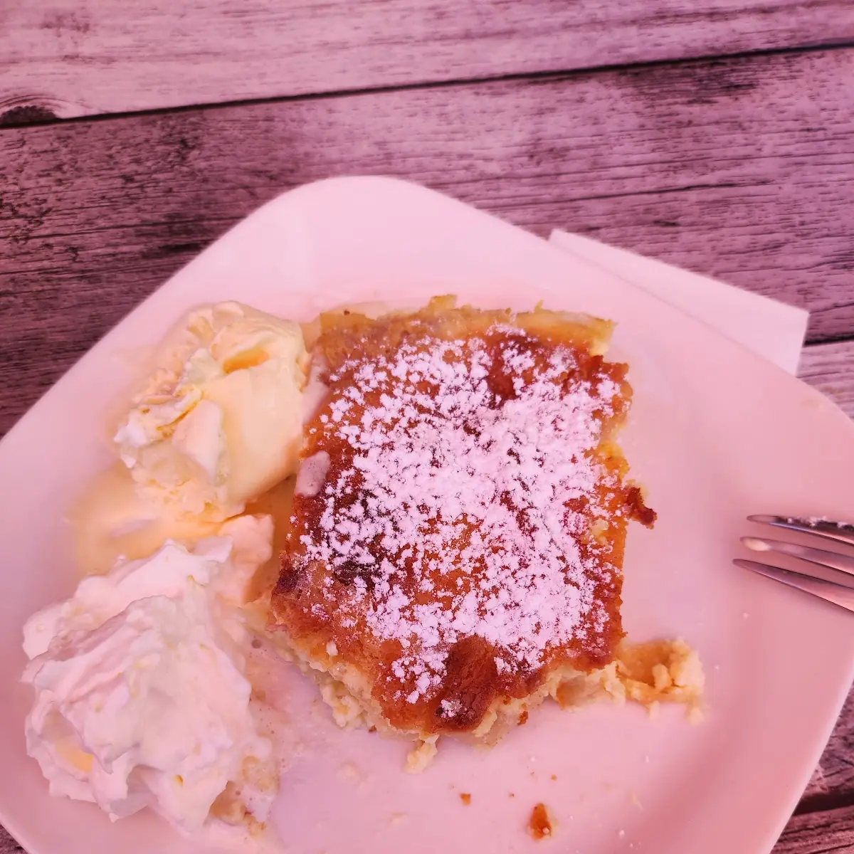 Topfenstrudel Mit Vanilleeis Und Schlag