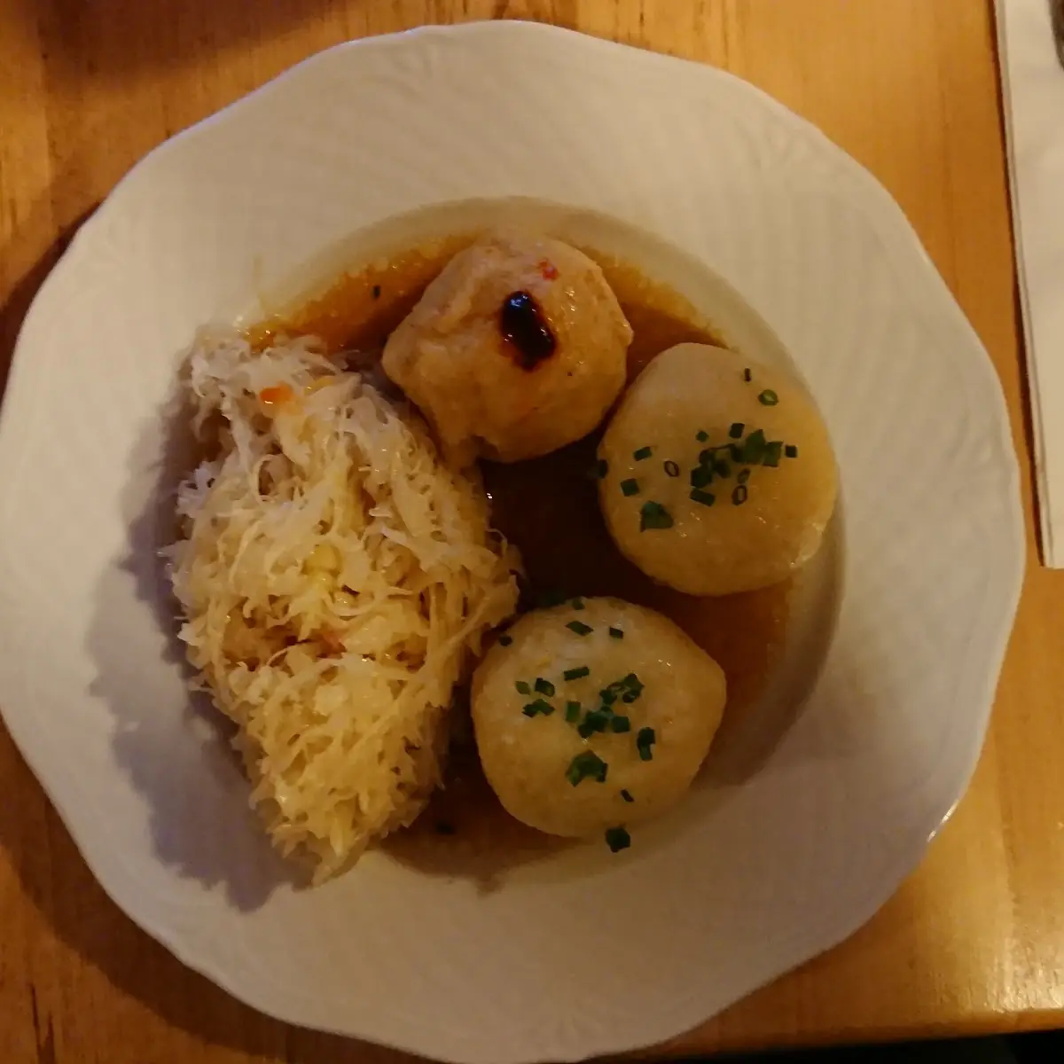 Grammelknödel Mit Sauerkraut