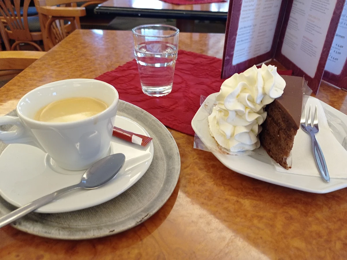 Sachertorte Mit Sahne Und Cafee