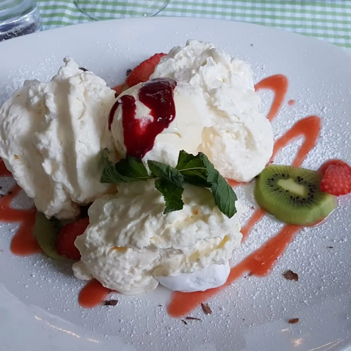 Schneenockerl Mit Vanilleeis Und Likörobers