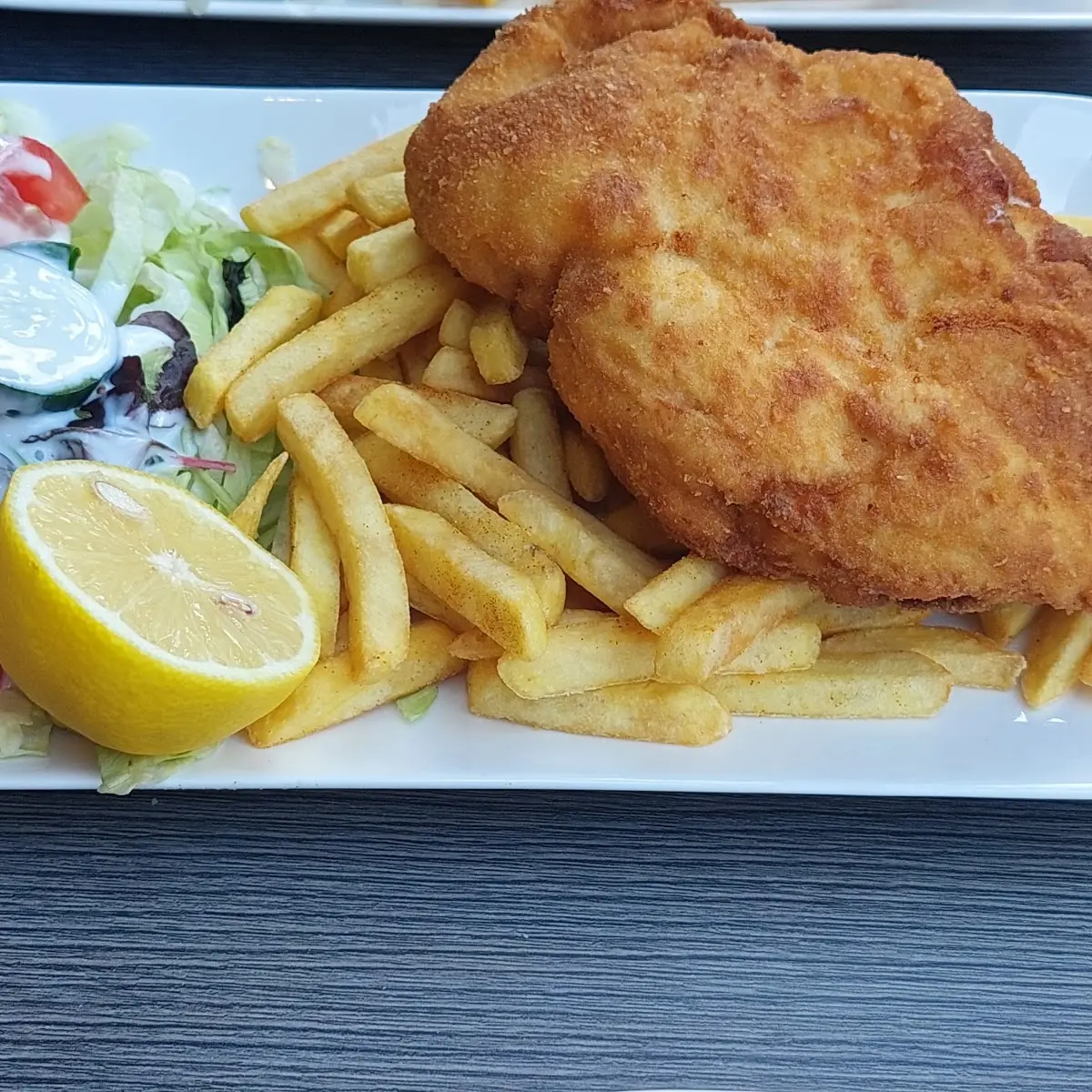 Cordon Bleu Vom Huhn Mit Pommes Frites Und Gemischtem Salat