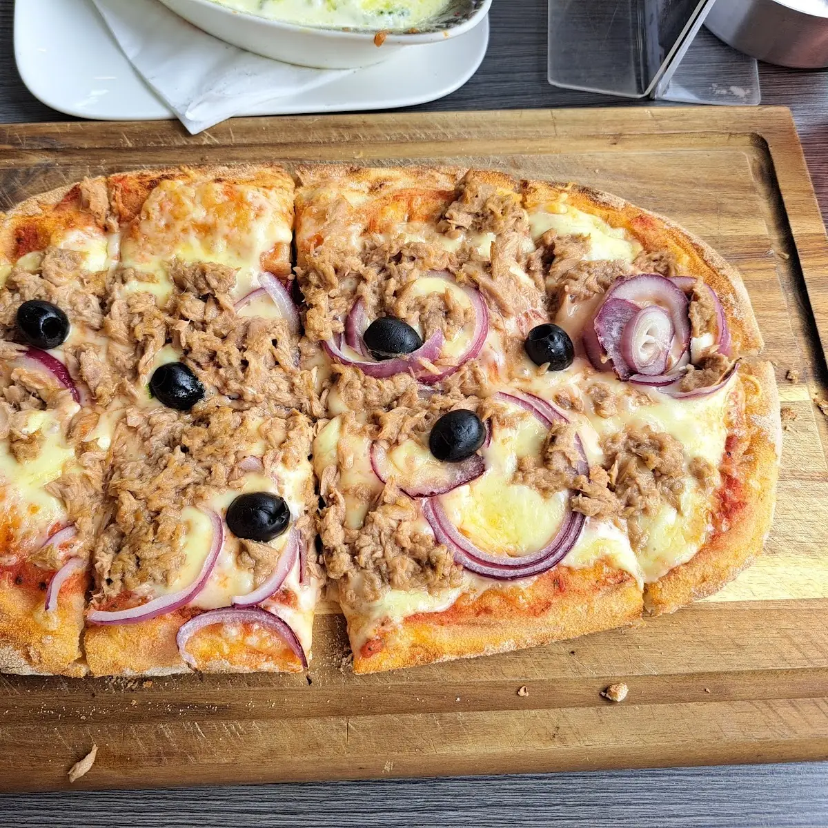 Pinsa Mit Thunfisch & Zwiebeln