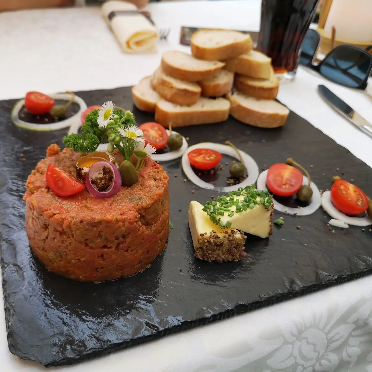 Beef Tatar Mit Wachtelei Und Toast