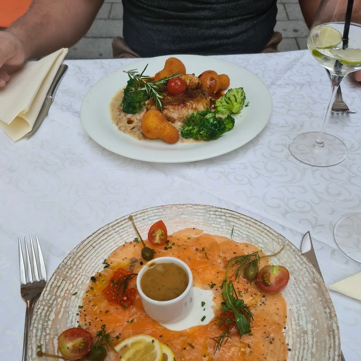 Carpaccio Von Der Lachsforelle Mit Limettenpesto Und Ciabatta