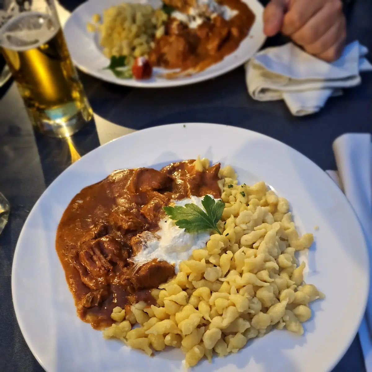 Filetspitzen Stroganoff Mit Cognac Flambiert Und Spätzle