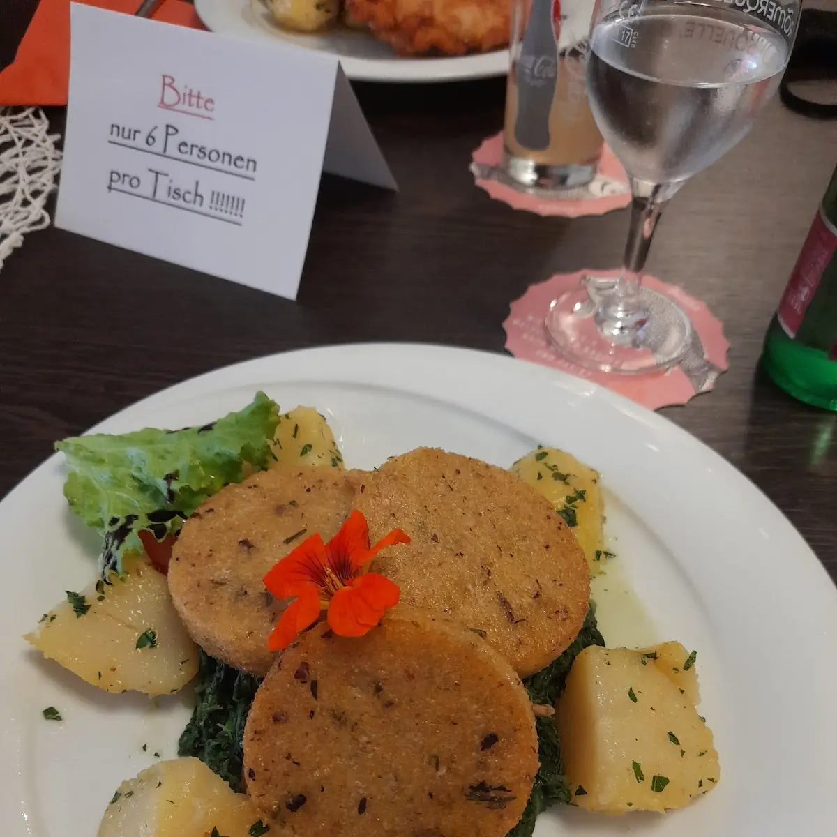 Steipilz Polenta Taler Auf Blattspinat Mit Gerösteten Pinienkernen