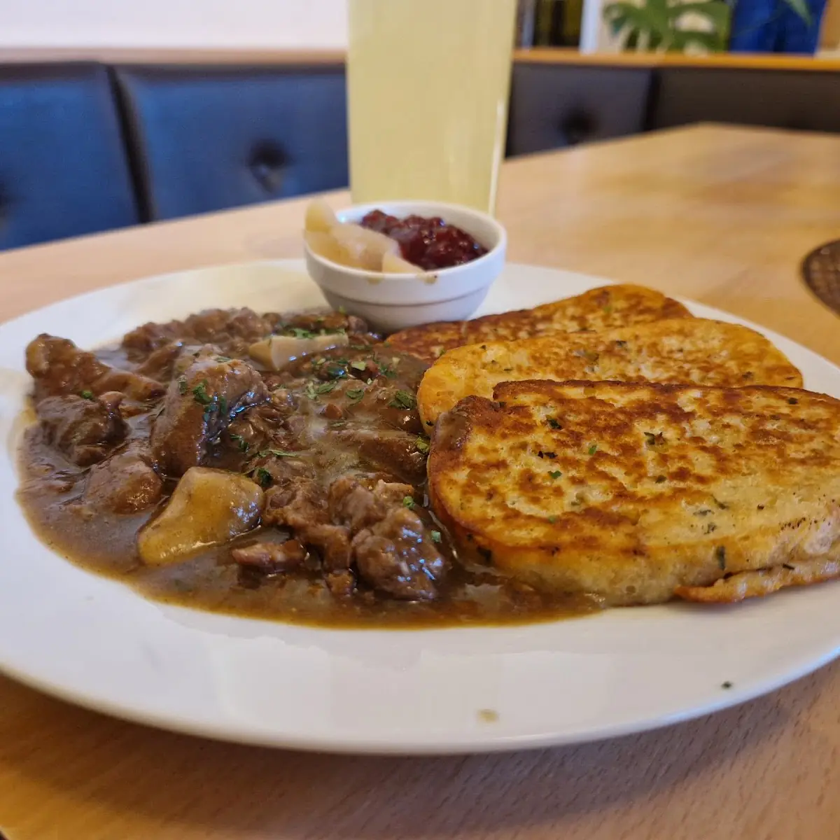 Wild Ragout Mit Knödel