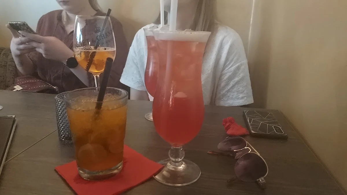 Links Caipirinha Aperol Rechts Melon Punch