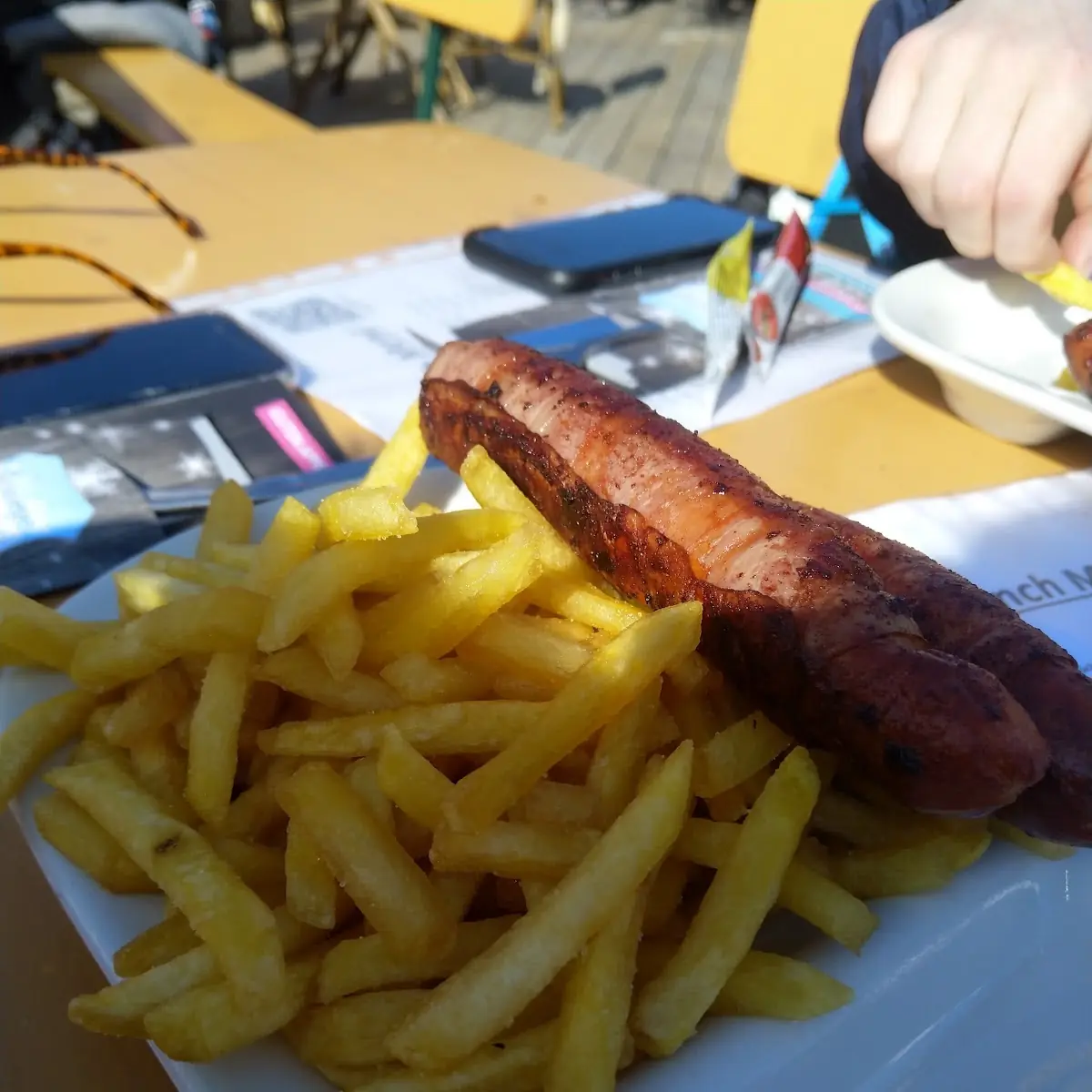 Pommes Met Berner Würstel