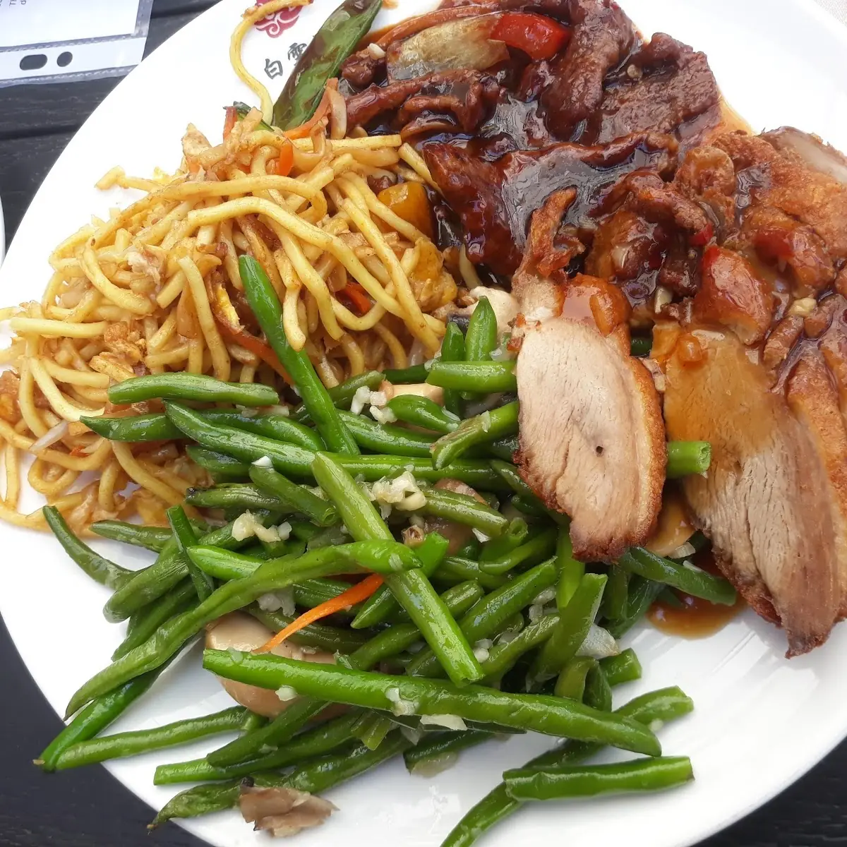 Knusprige Ente Mit Gebratenen Nudeln U Bohnen Alles Vom Buffet