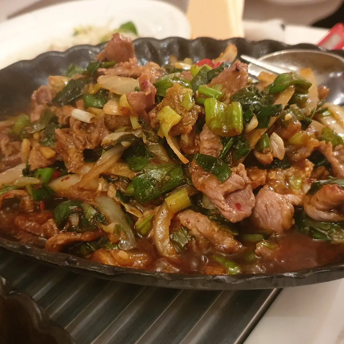 Acht Schätze 3 Sorten Fleisch Mit Gemüse Und Scharfer Sauce