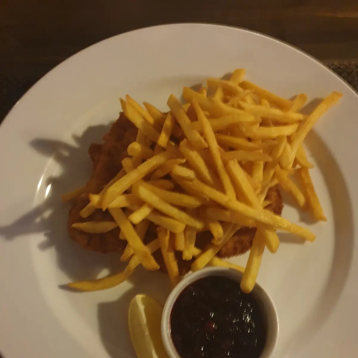 Cotoletta Alla Milanese Con Patatine Fritte