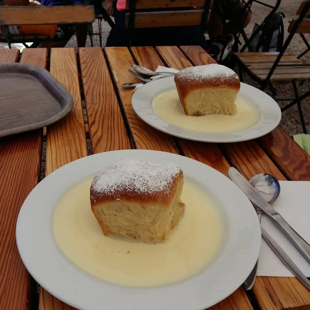 Buchtel Mit Vanillesauce