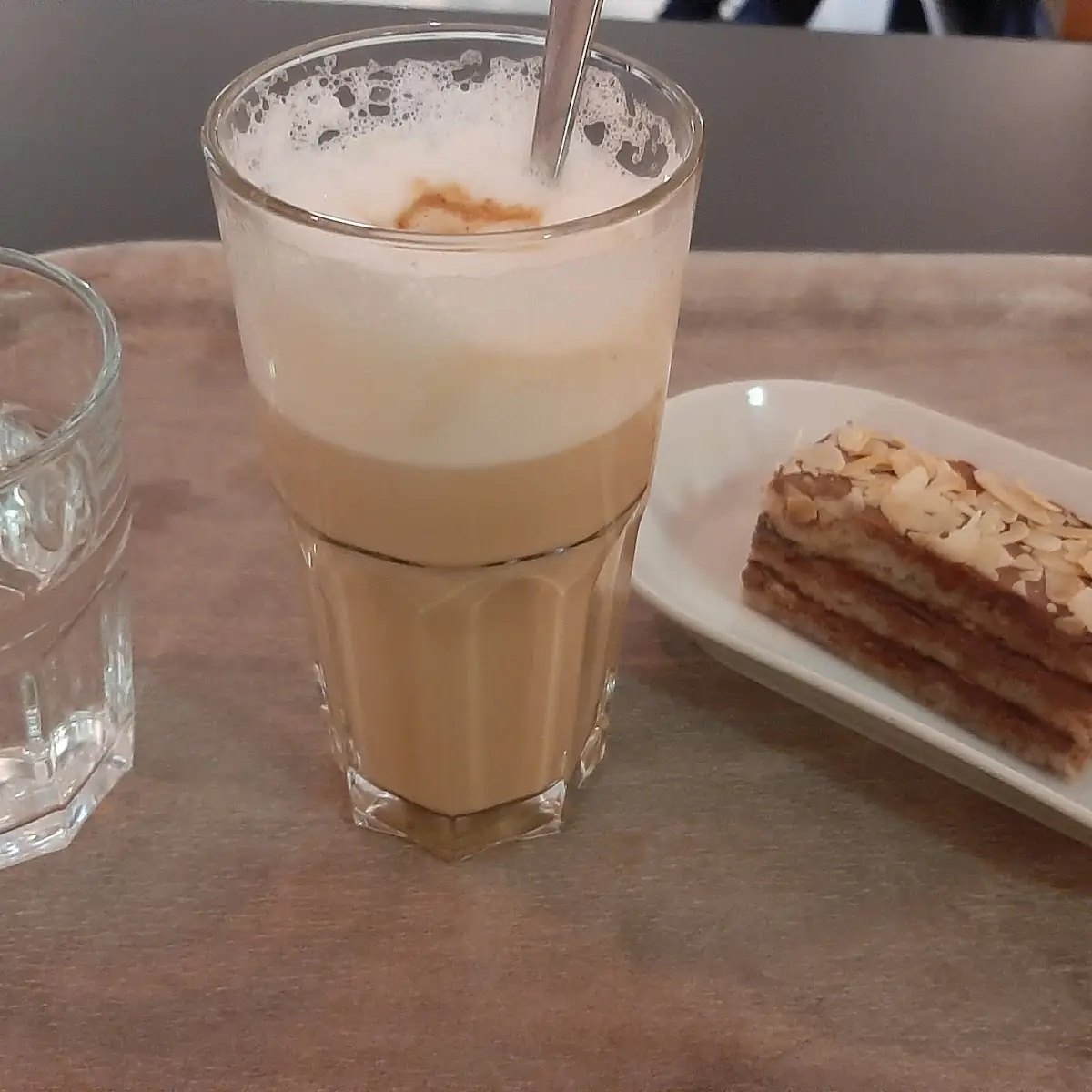 Caffe Latte Macchiato Mit Mandelschnitte Glutenfrei
