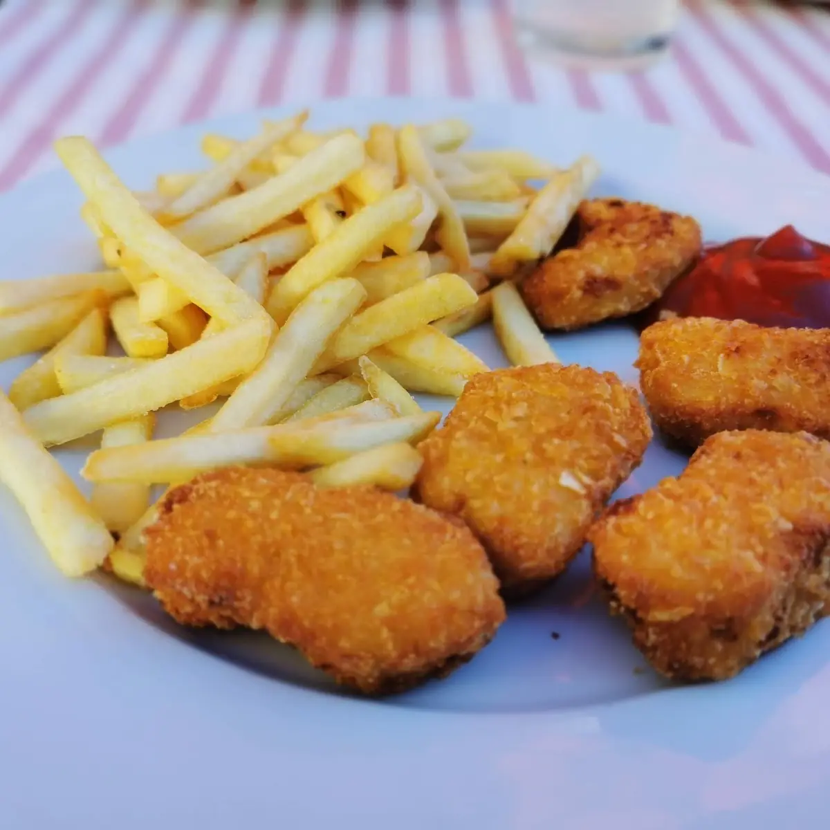 Hühner Nuggets Mit Pommes