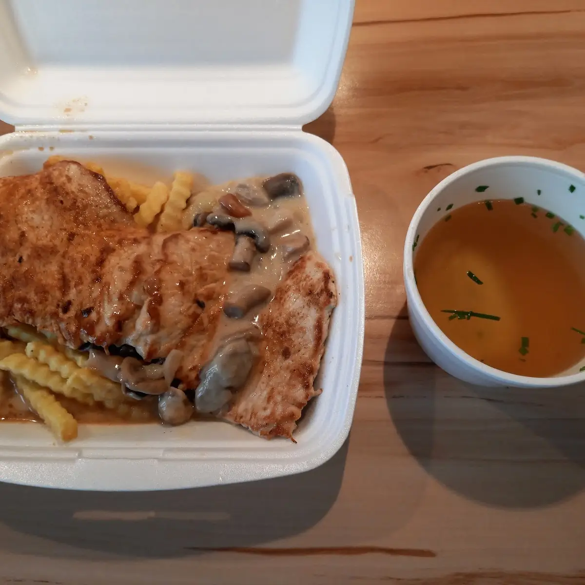 Schweinesteak Mit Pilzsauce Und Pommes