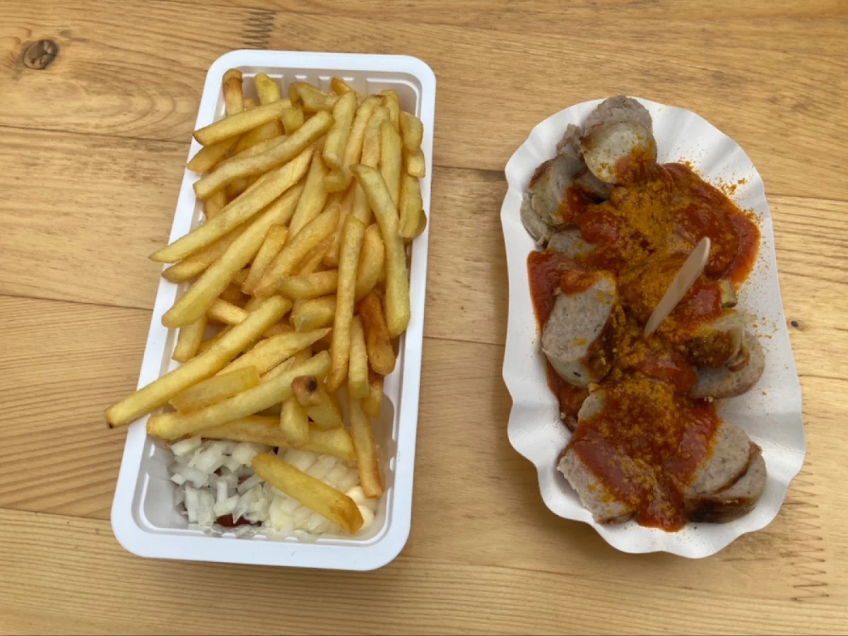 Pommes Currywurst
