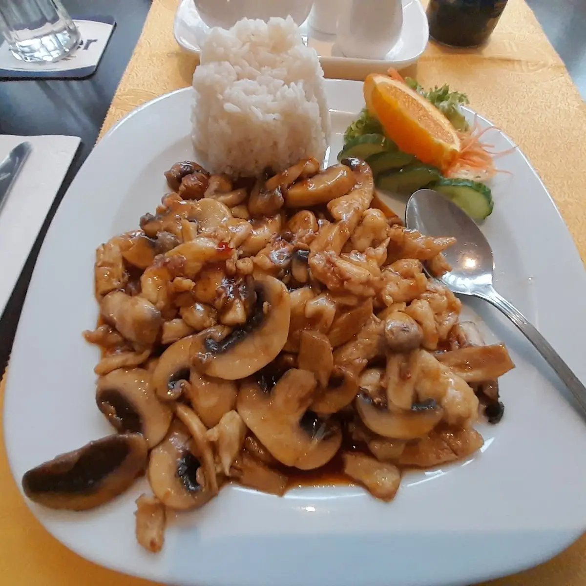 Hühnerfleisch Mit Champignons Und Bohnensauce