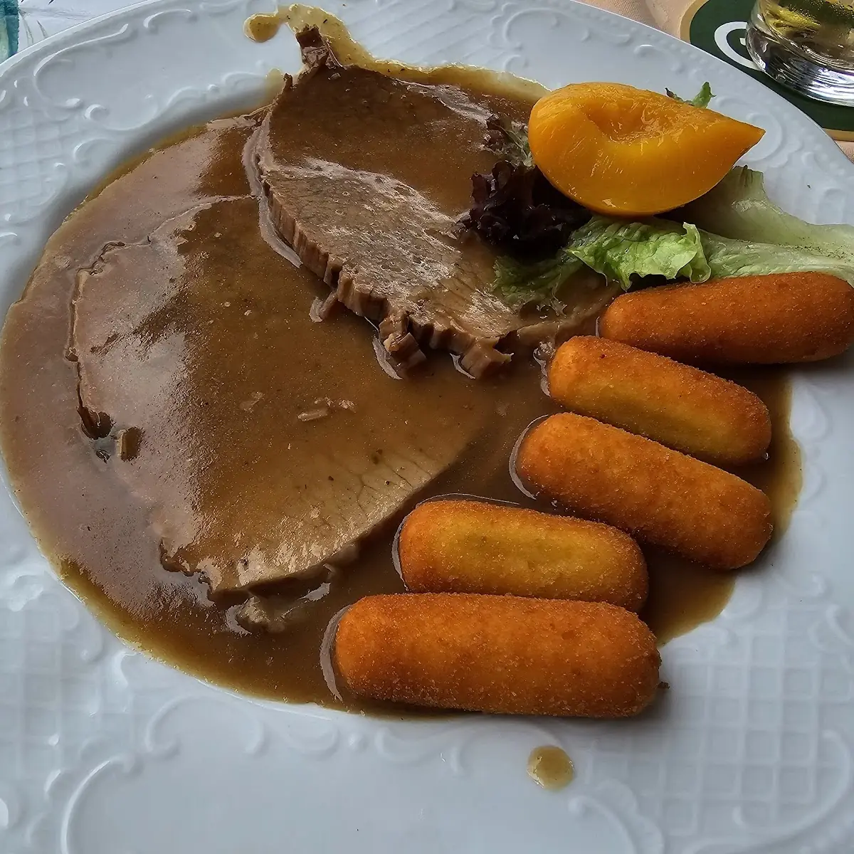 Ennstaler Rindsbraten In Soße Mit Kroketten