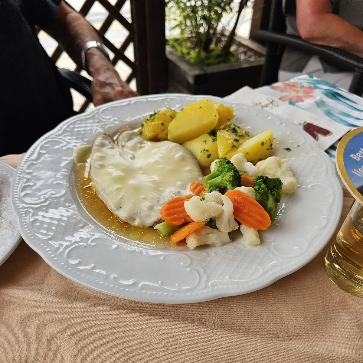 Schweizer Käseschnitzel Mit Erdäpfeln Und Gemüse