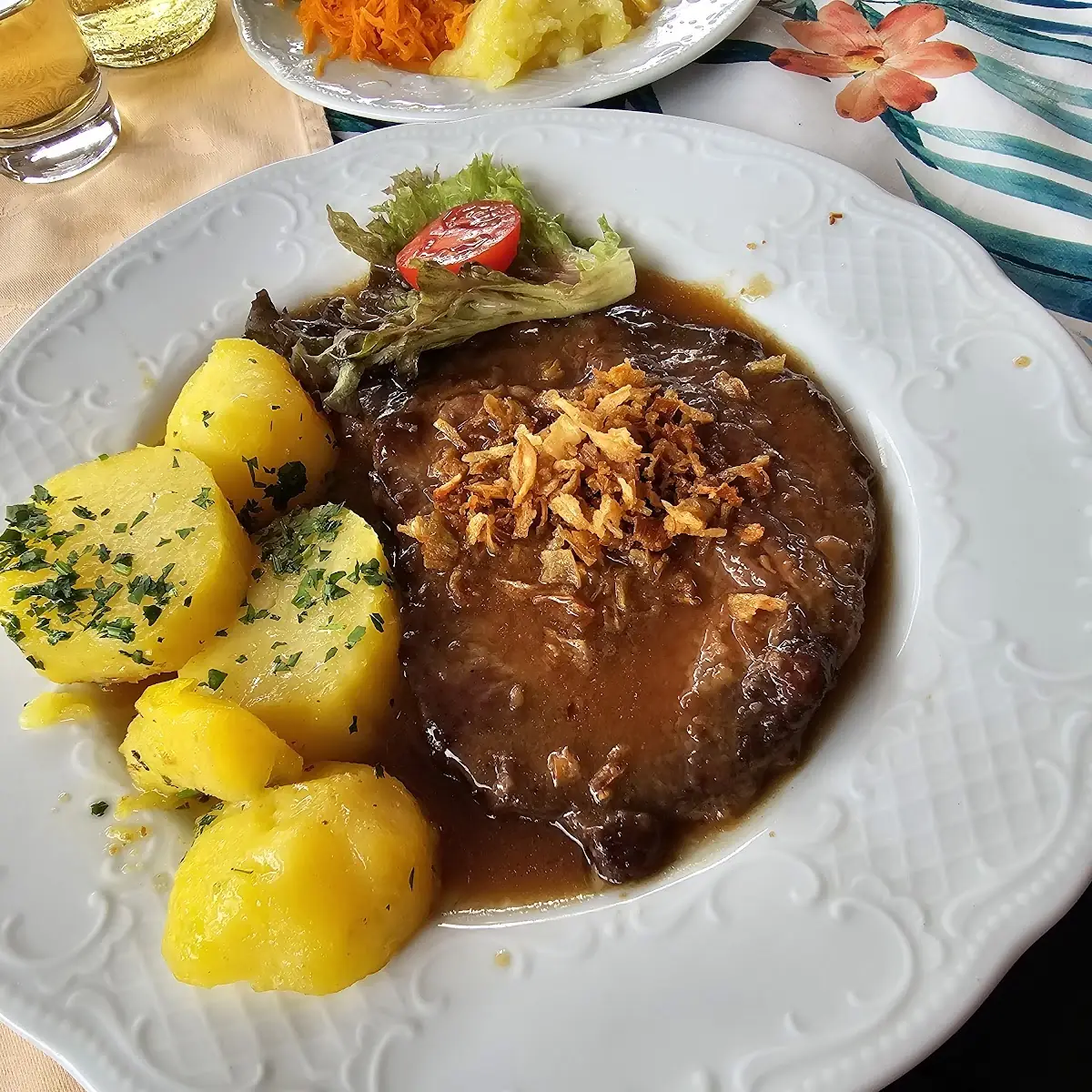 Zwiebelrostbraten Mit Röstzwiebeln Brauner Soße Und Petersilienerdäpfeln