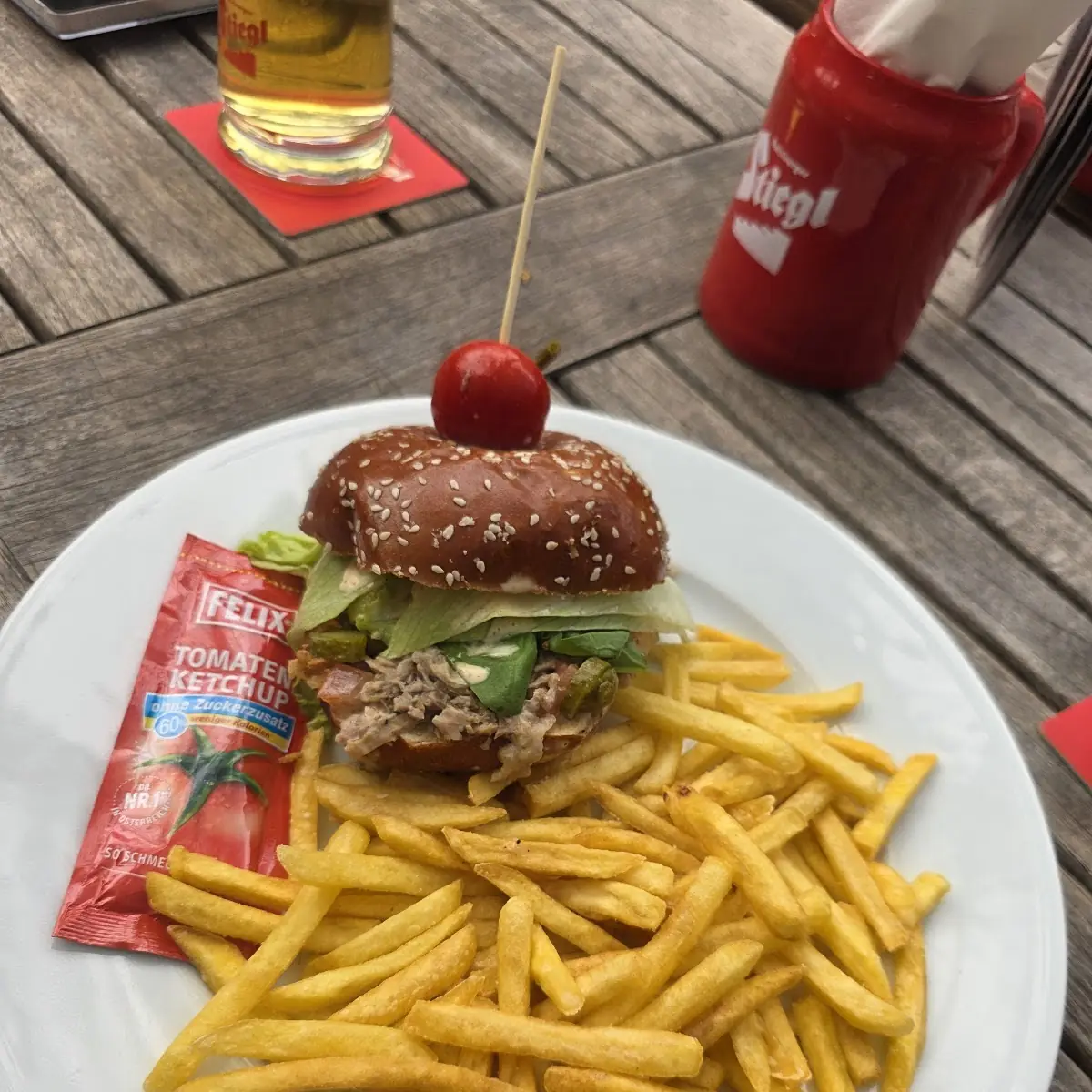 Vom Schwein Mit Pommes Frites & Ketchup