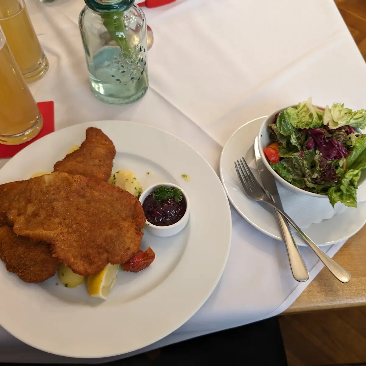 Wiener Schnitzel Mit Petersilienerdäpfel & Preiselbeeren Acgm