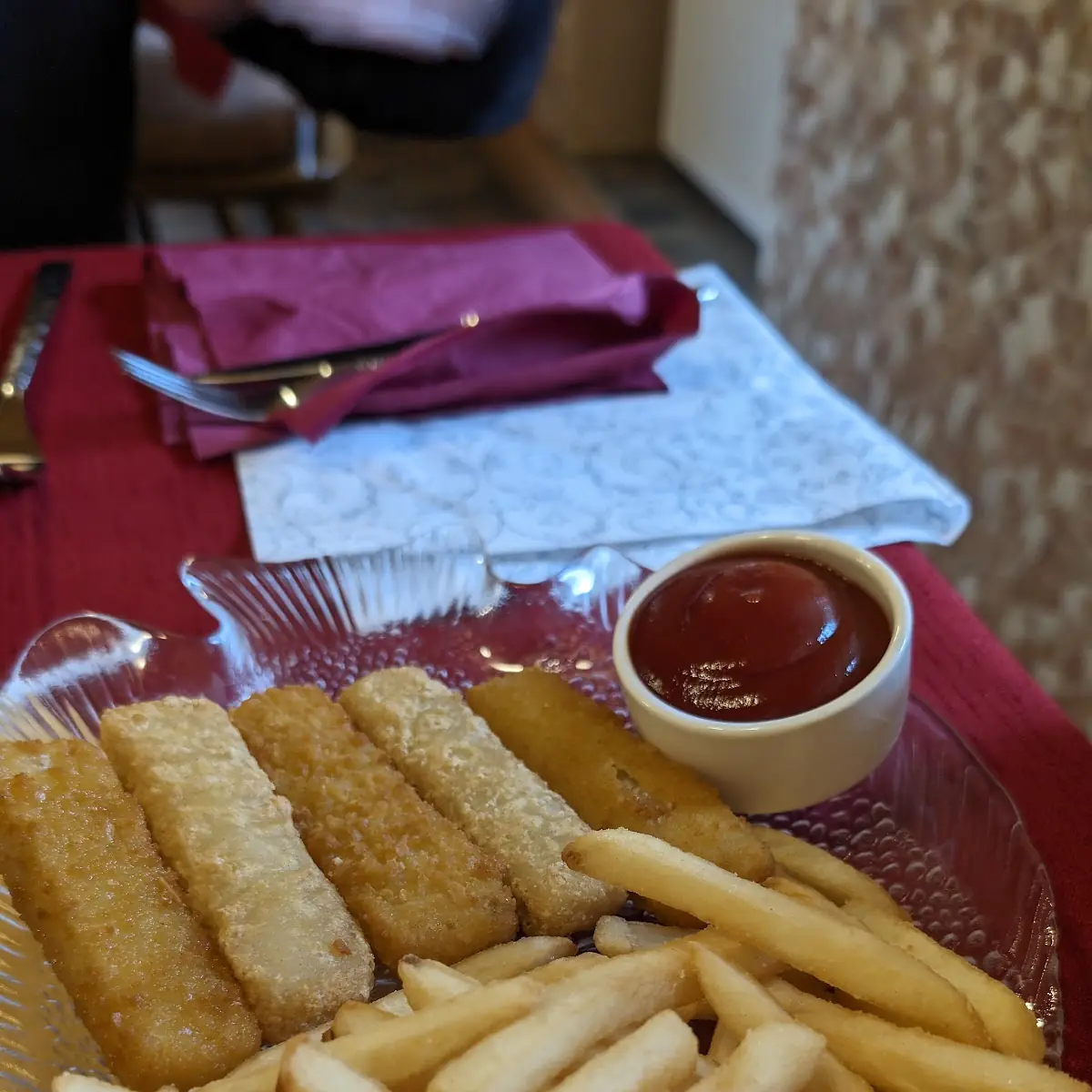 Fischstäbchen Mit Pommes