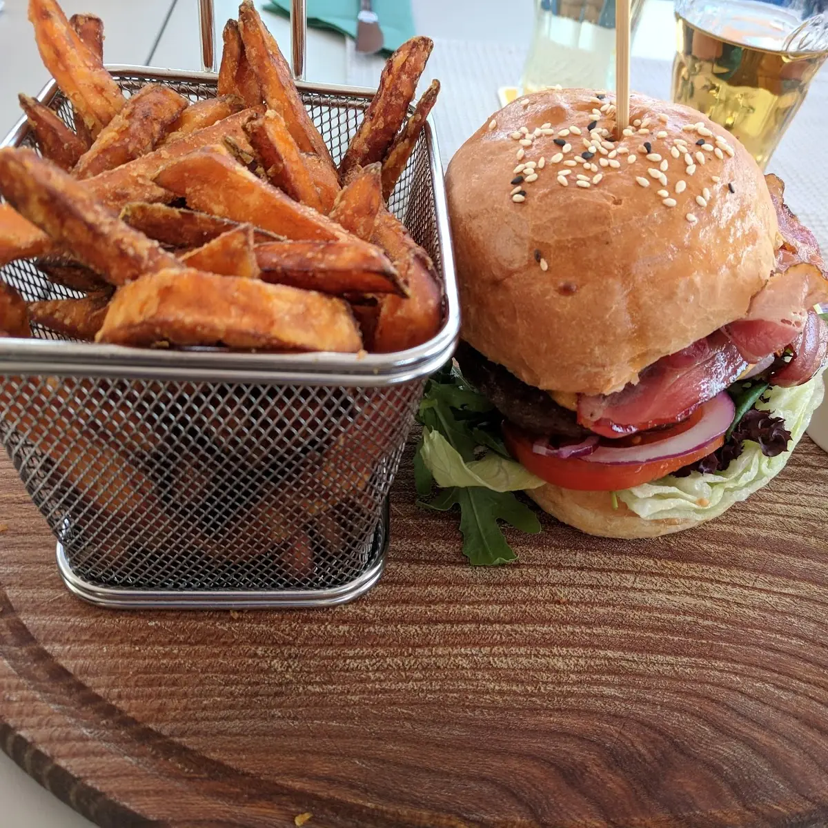 Burger Mit Süsskartoffelnpommes