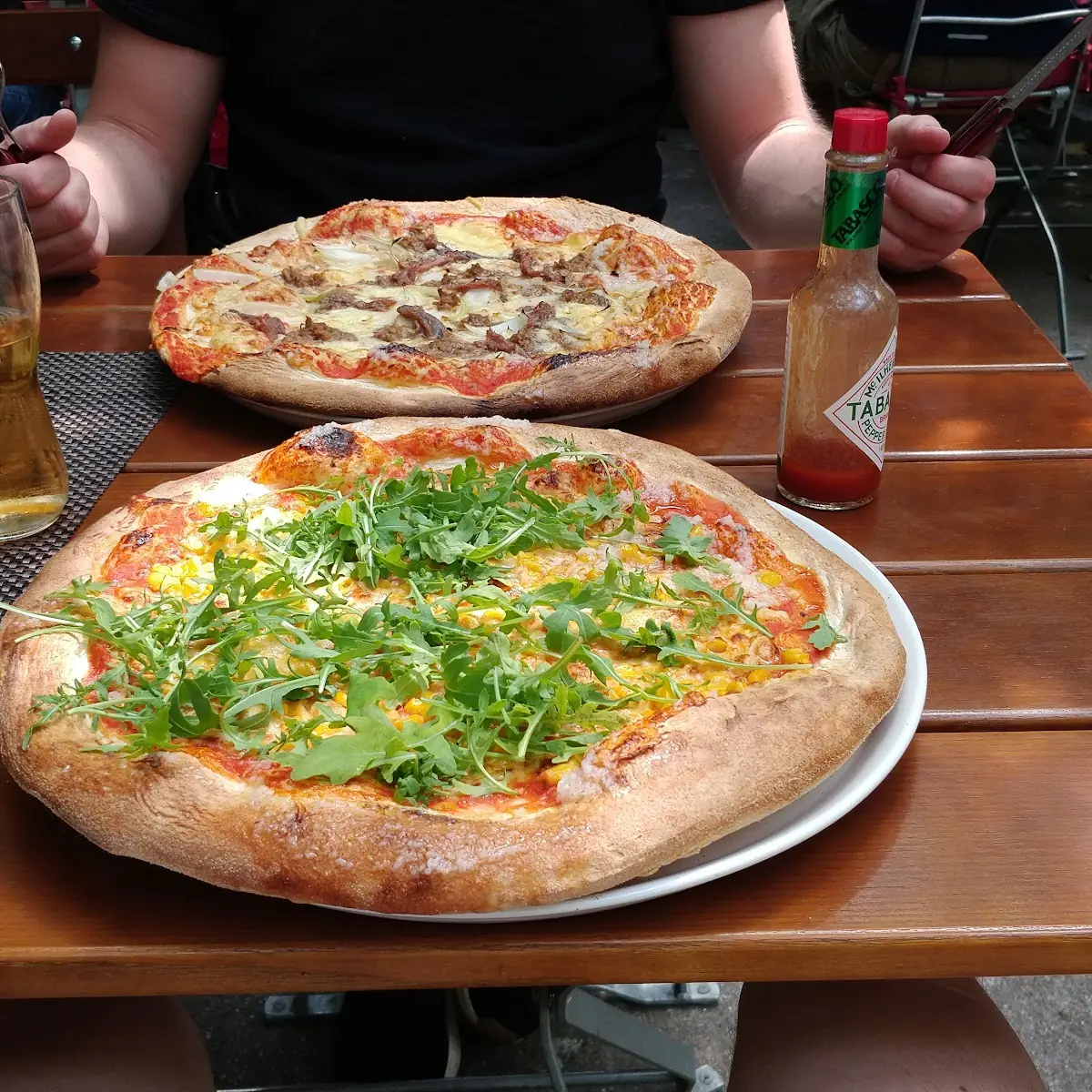 Pizza Margherita Mit Mais Und Rucola