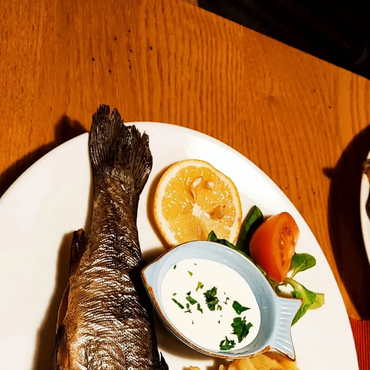 Gebratene Forelle Mit Petersilienkartoffel Und Geräucherte Forelle Mit Kartoffelsalat