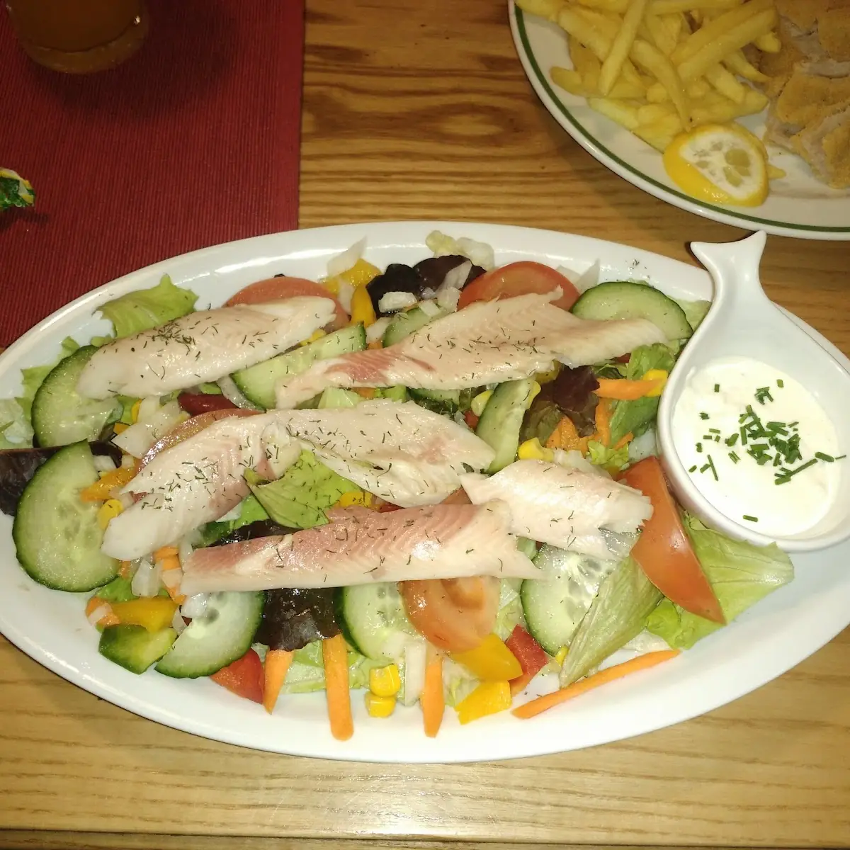 Salatteller Mit Streifen Vom Forellenfilet