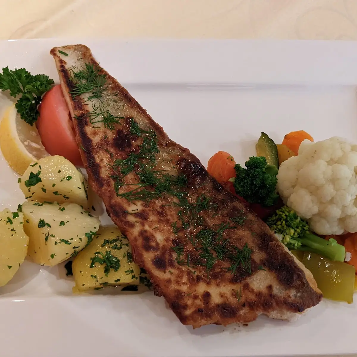 Saiblingsteller Unten Cordon Bleu Oben Sowie Gemischter Salat
