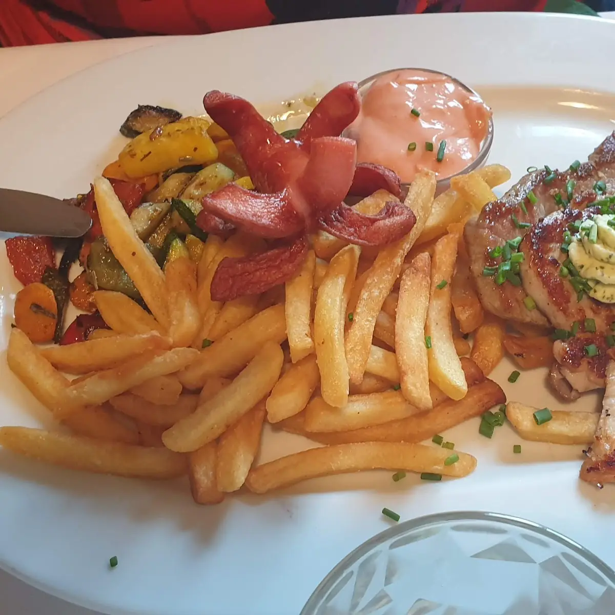 Grillteller Mit Pommes Frites Und Gemüse