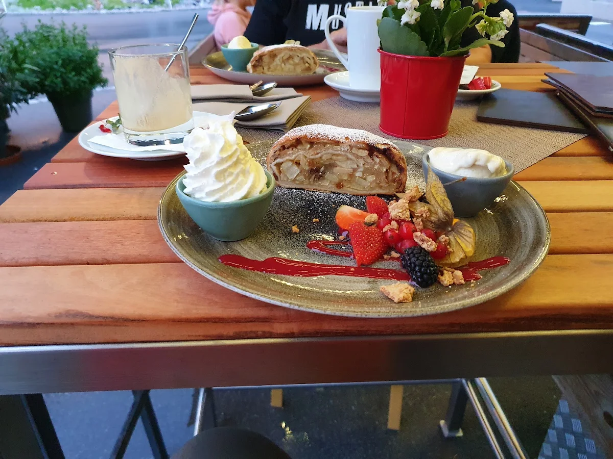 Warmer Apfelstrudel Mit Vanilleeis Und Sahne
