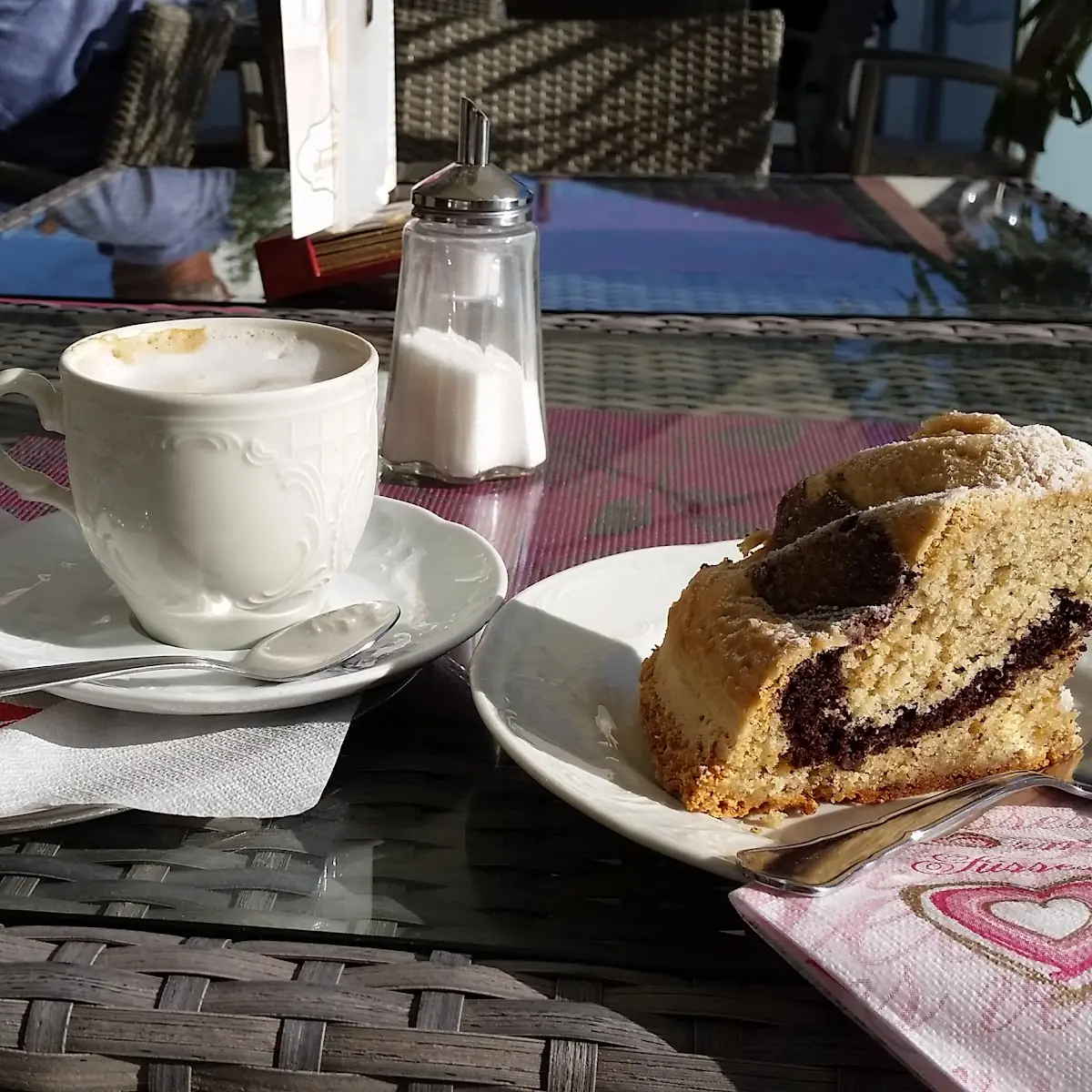 Kaffee Mit Marmor Gugelhupf
