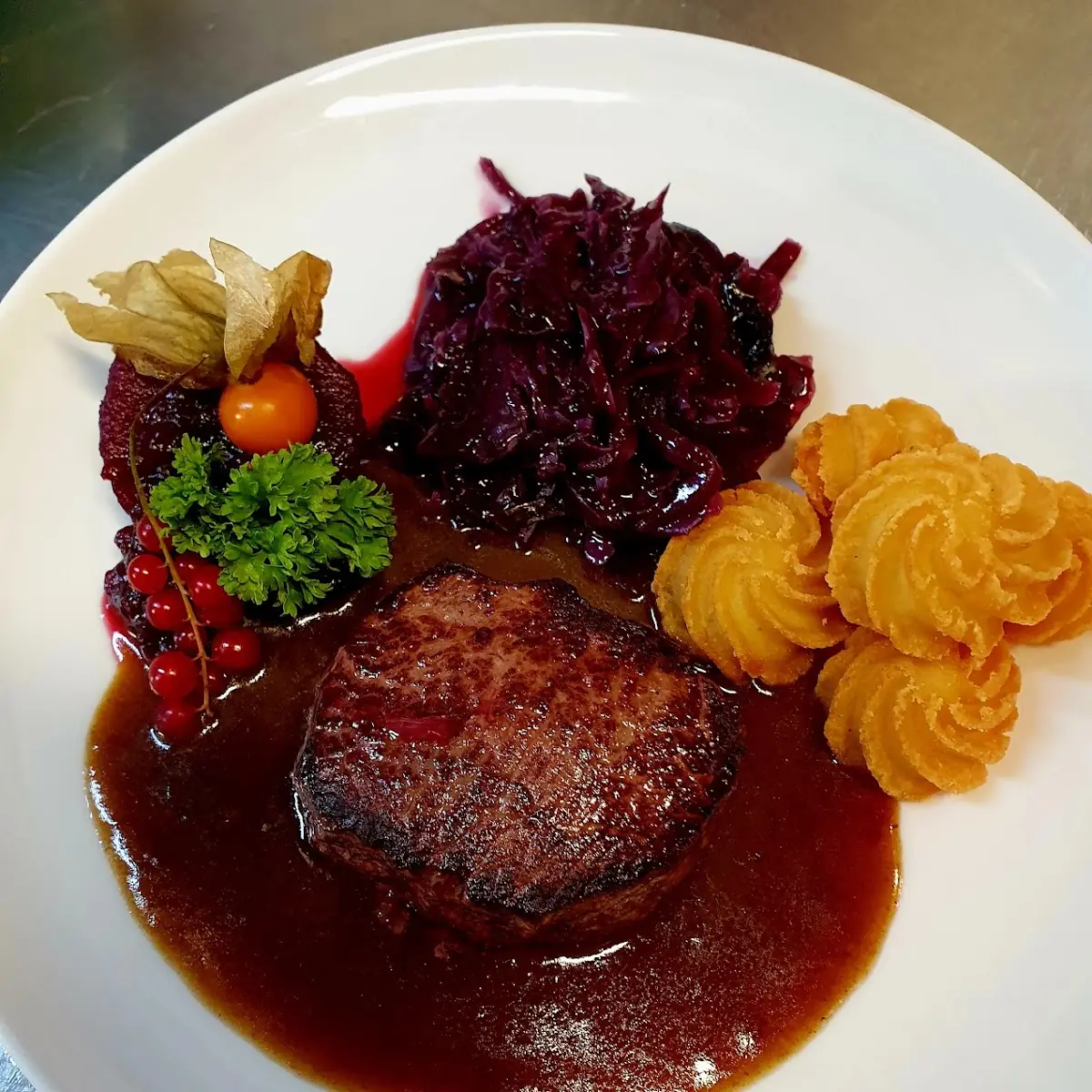Hirsch Steak Mit Rotkraut Und Herzoginkartoffeln