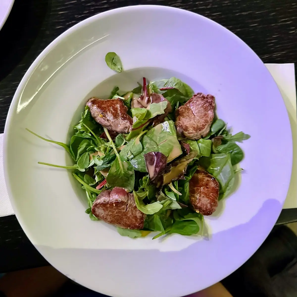 Salatvariation Mit Gegrillten Rinderstreifen